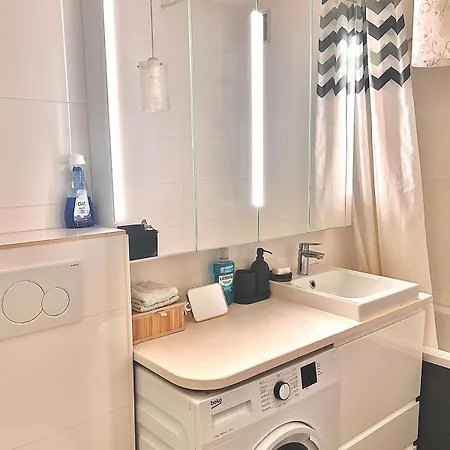 Chic With Balcony! Apartman