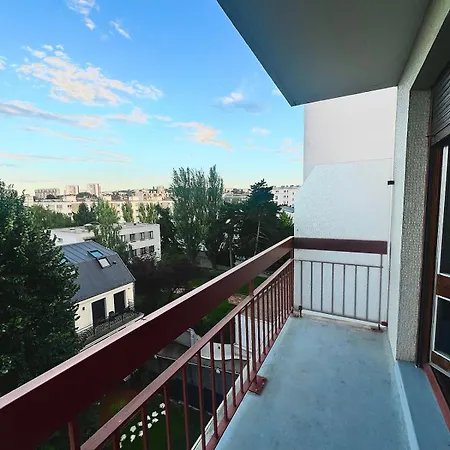 Chic With Balcony! Clamart