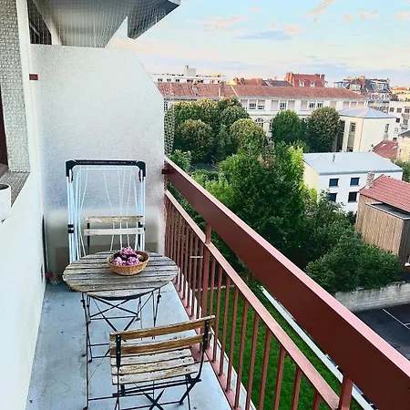 Chic With Balcony! Apartman