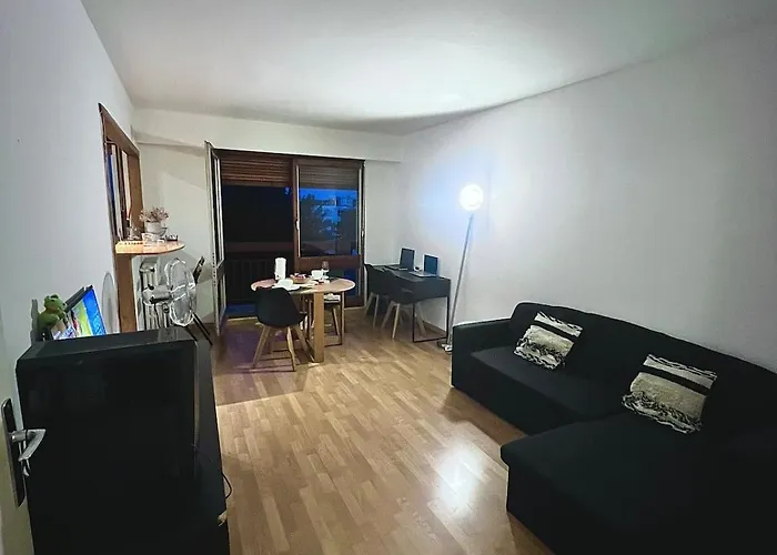 公寓 Chic With Balcony!